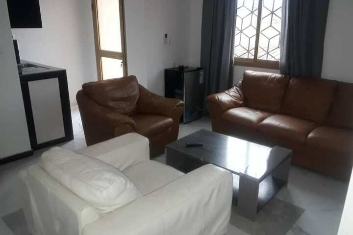Lounge 14 of 16