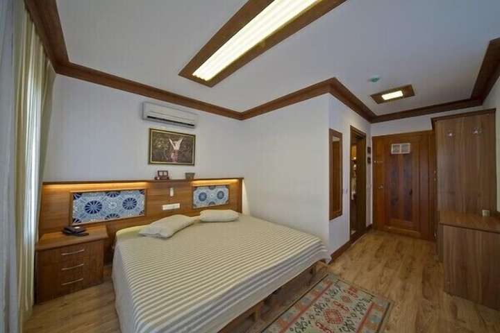 Room 8 of 30