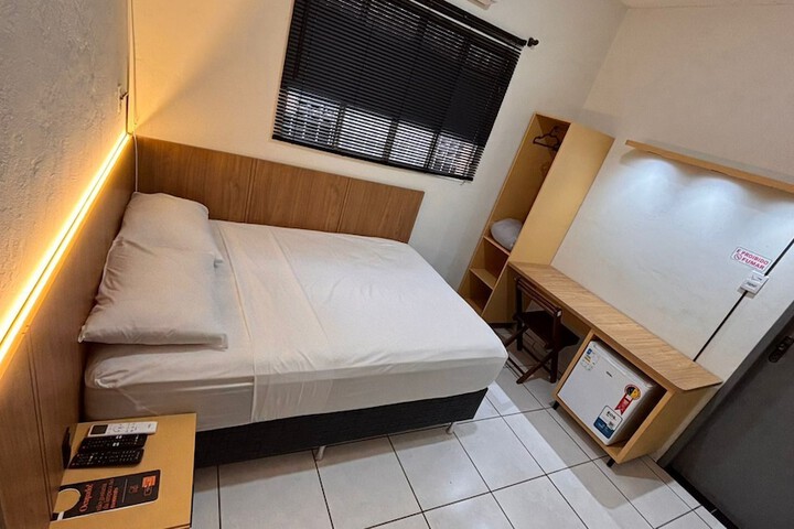 Room 4 of 9