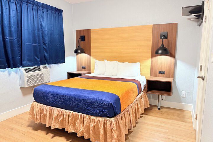 Room 13 of 18