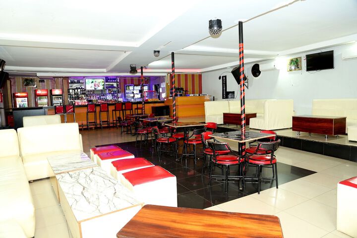 Lounge 26 of 27