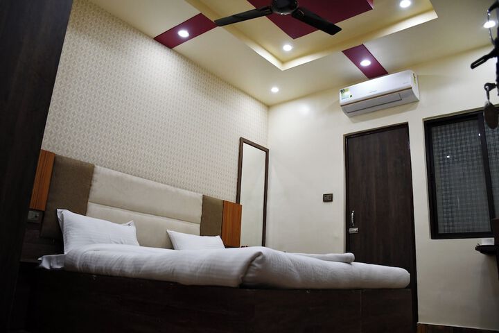 Room 6 of 17