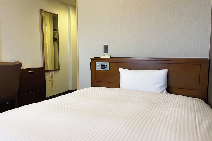 Room 5 of 16