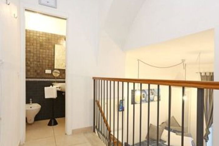 Room 2 of 32