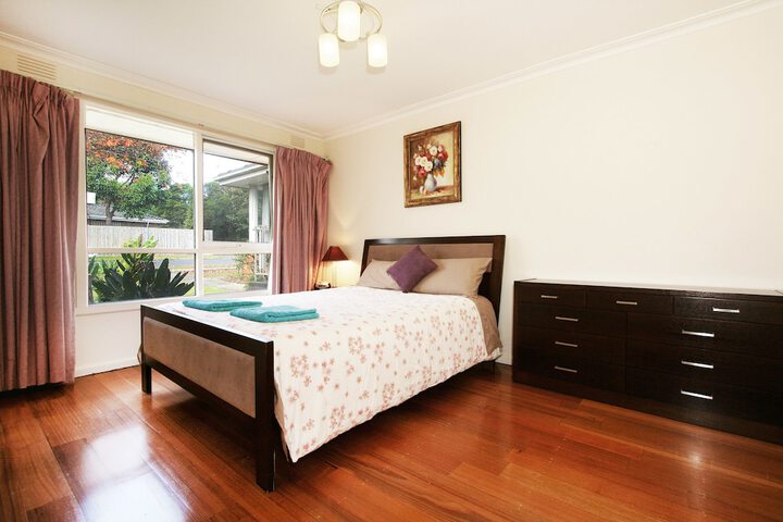 Room 4 of 8