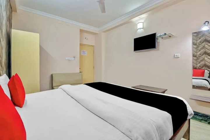 Room 4 of 16