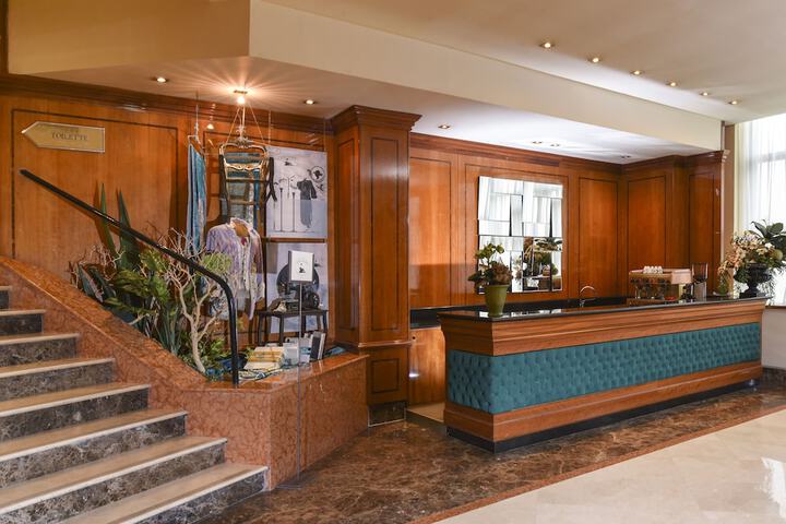 Lounge 60 of 79