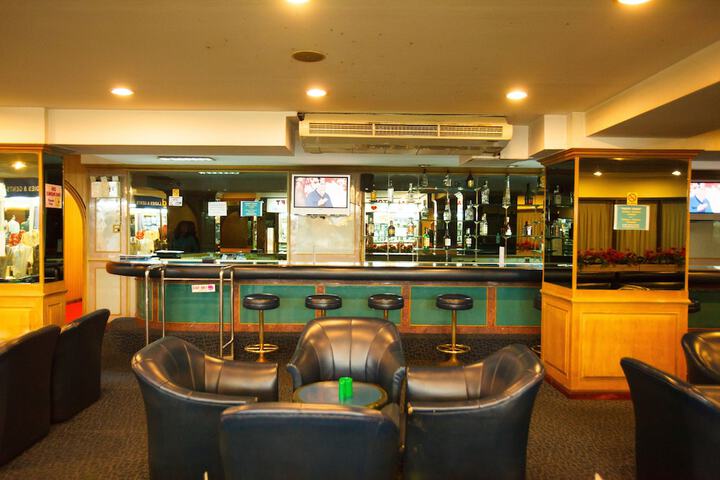 Lounge 24 of 28