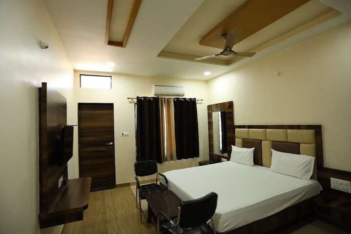 Room 13 of 39