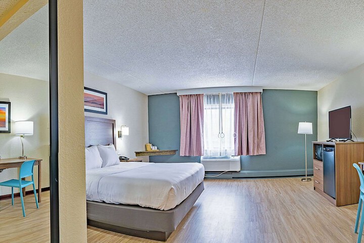 1 King Bed (2 of 18)