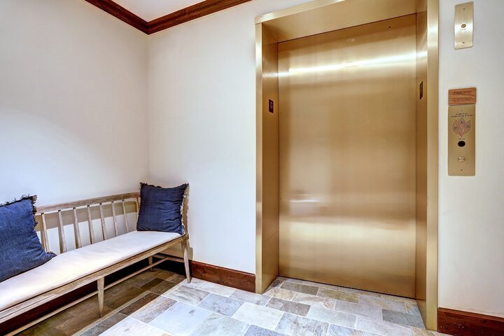 Room 32 of 302