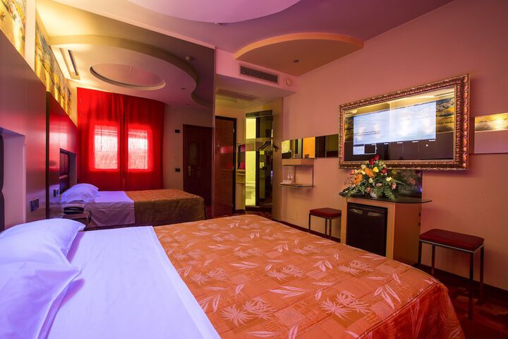 Room 10 of 28