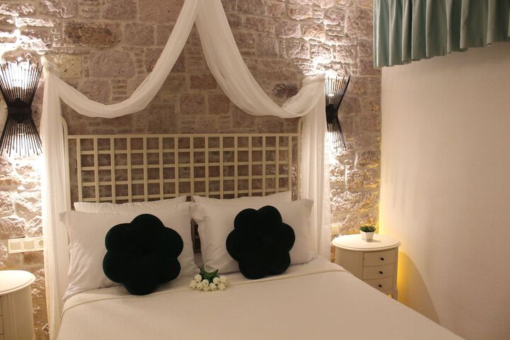 Room 13 of 25