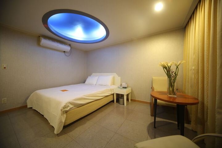 Room 28 of 64