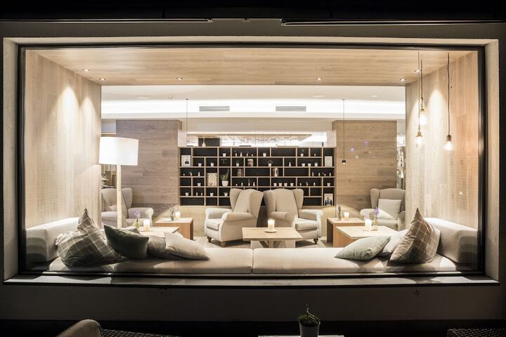 Lounge 58 of 78