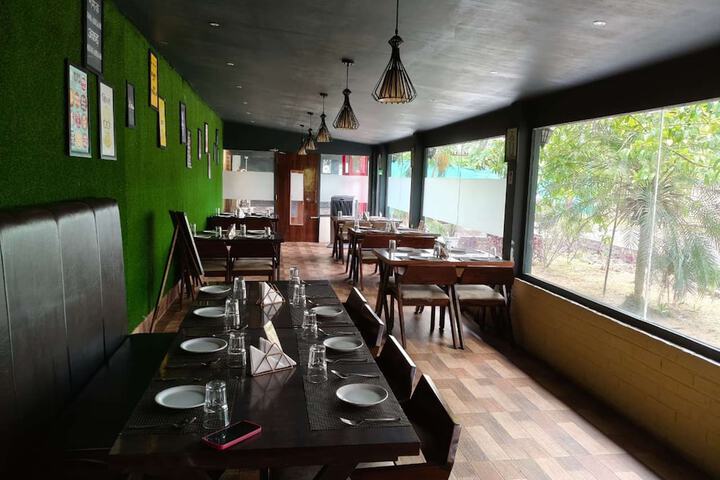 Dining 6 of 13