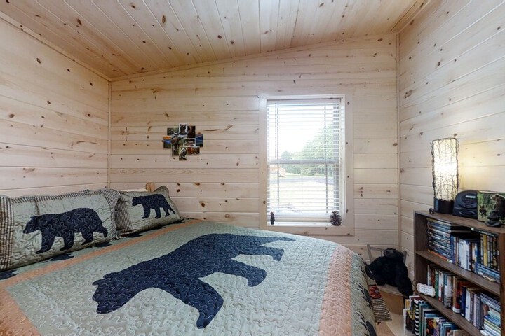 Room 7 of 33