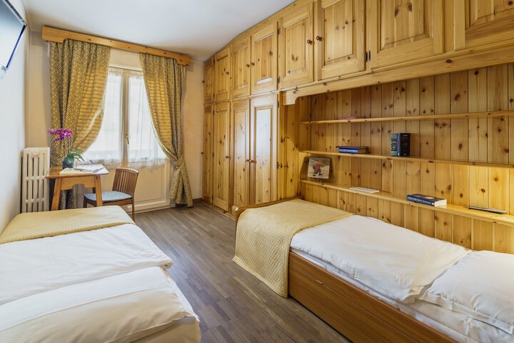 Room 16 of 36