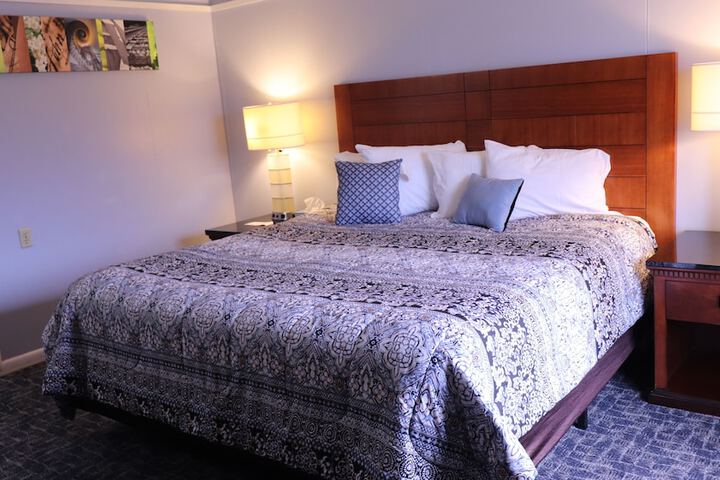 1 King Bed (2 of 6)