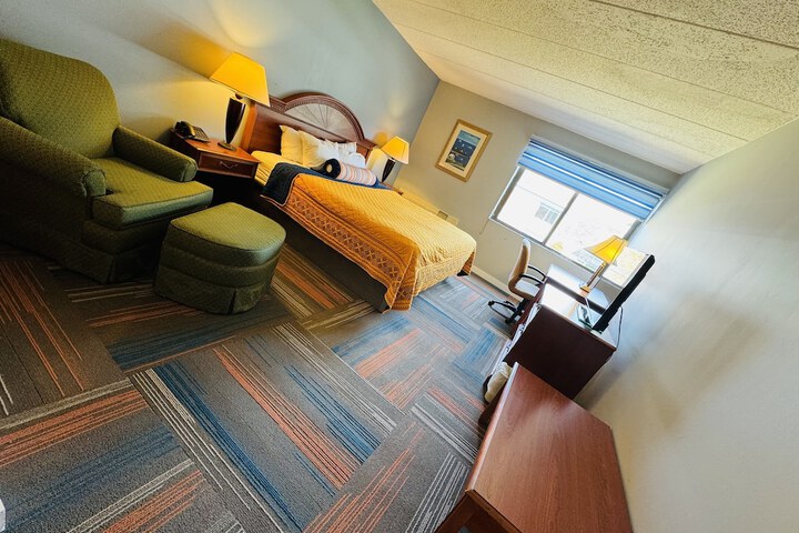 1 King Bed (5 of 16)