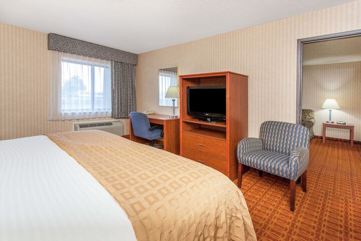 1 King Bed (6 of 10)