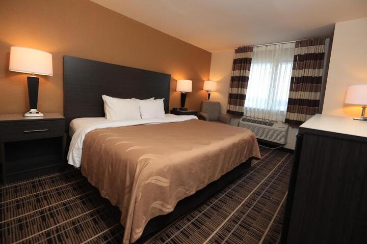 1 King Bed (1 of 10)