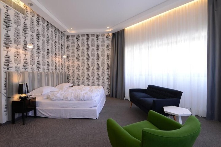 Room 7 of 23