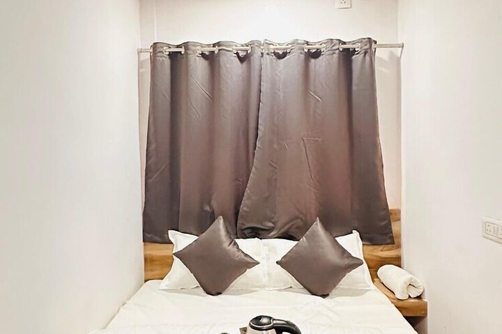 Room 17 of 33