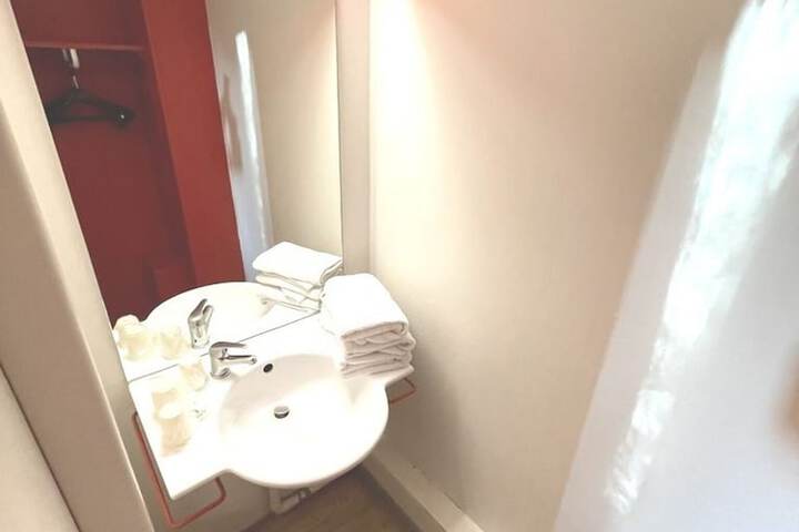 Room 13 of 30