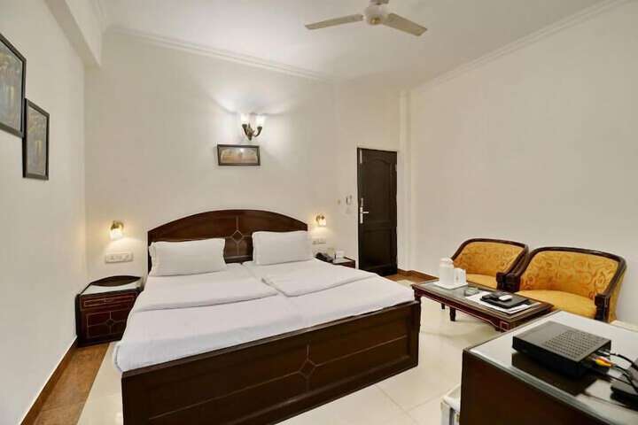 Room 10 of 28