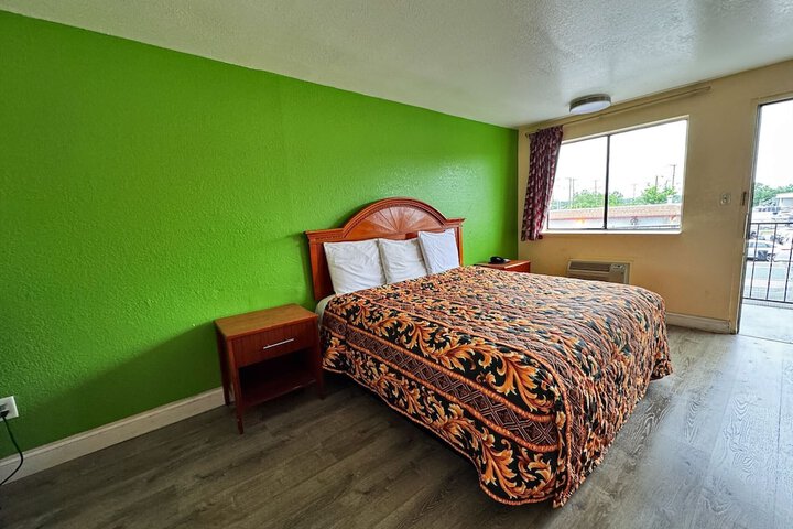 Room 6 of 24