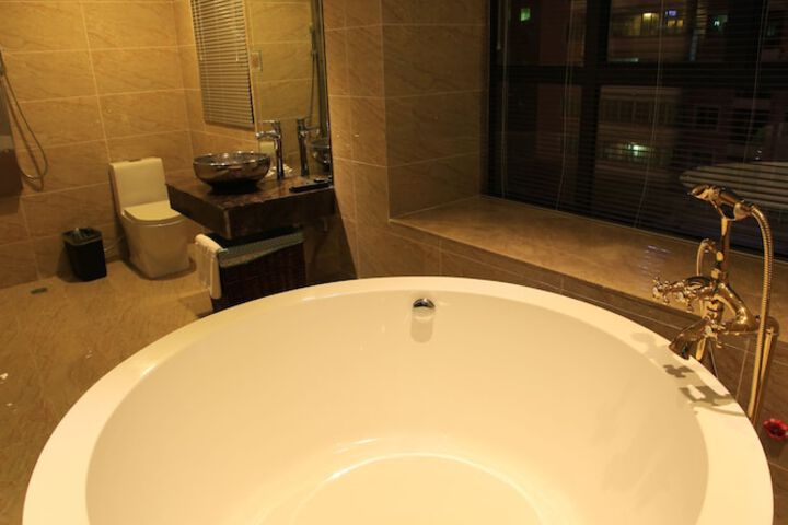 Room 4 of 9