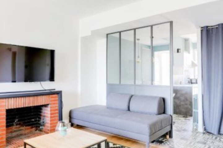 Lounge 4 of 16