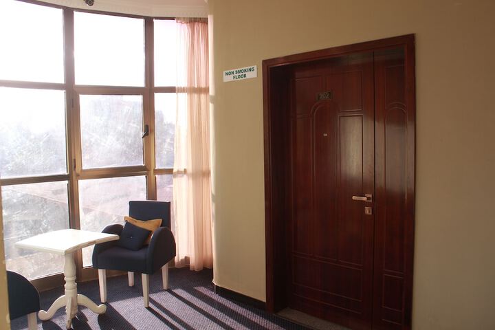 Ballroom/Hall 76 of 96