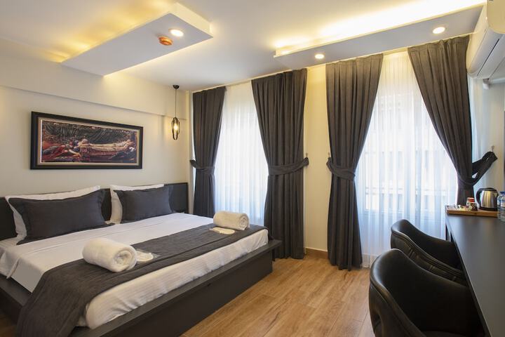 Room 9 of 12