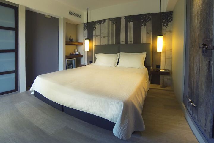Room 8 of 106