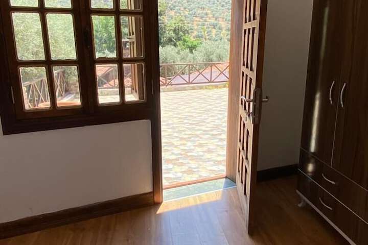 Room 10 of 72