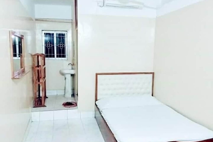 Room 6 of 11