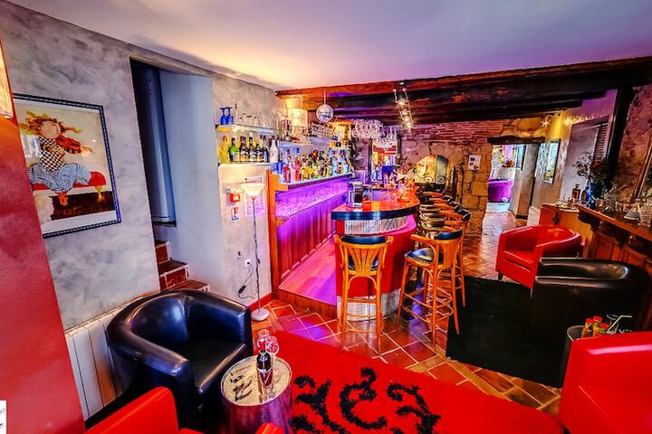Lounge 82 of 88