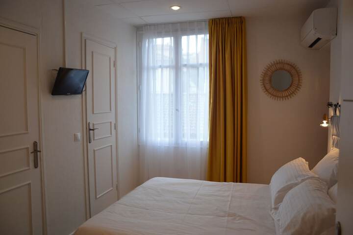 Room 4 of 28