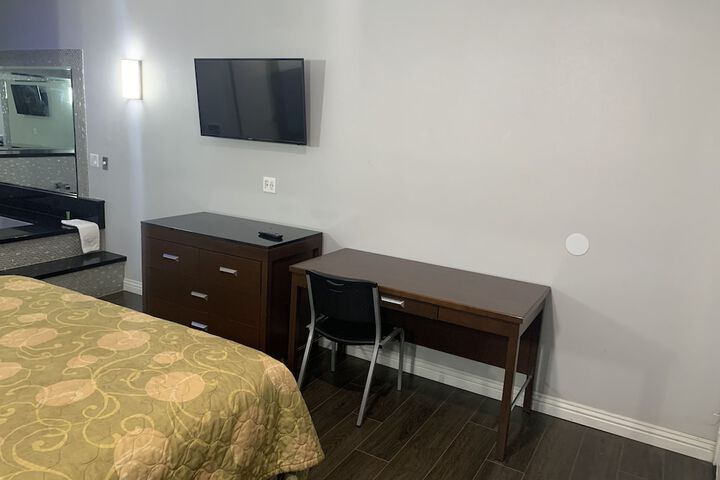 Deluxe Single Room 1 King Bed Jetted Tub (4 of 10)