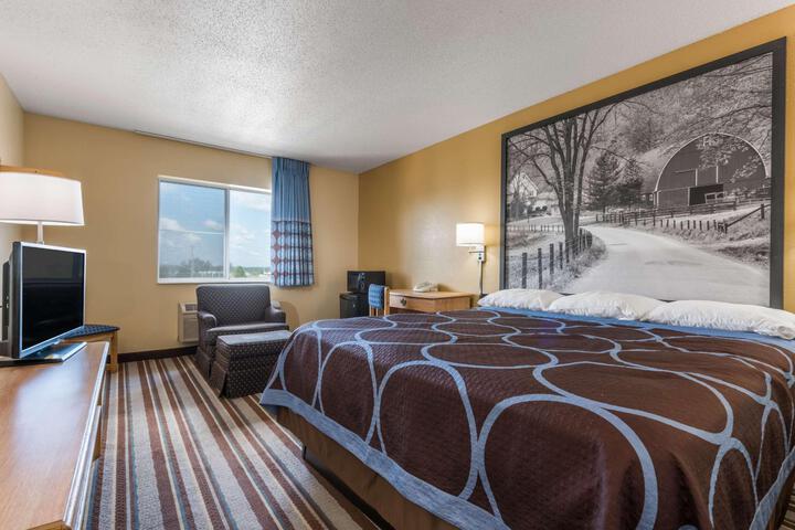 1 King Bed (2 of 7)
