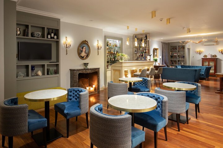 Lounge 73 of 99