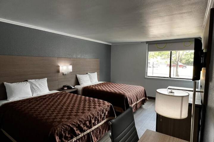 2 Queen Beds (6 of 9)