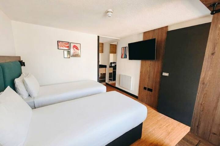 Room 8 of 16
