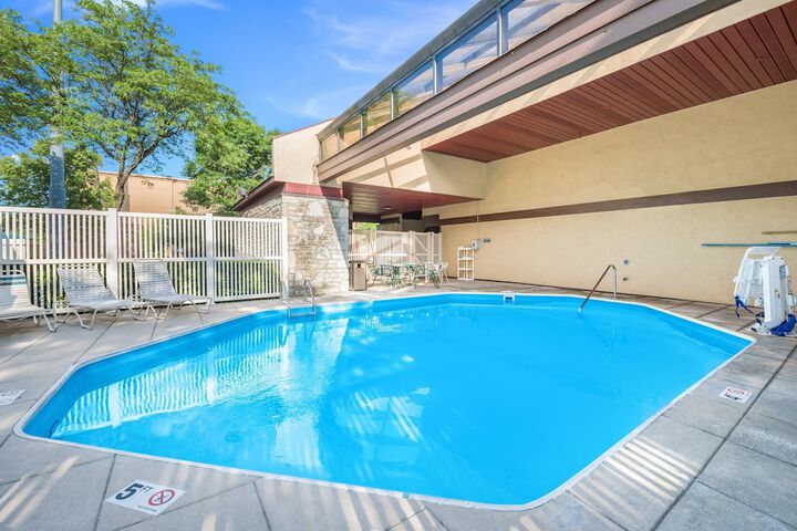 Indoor/outdoor pool