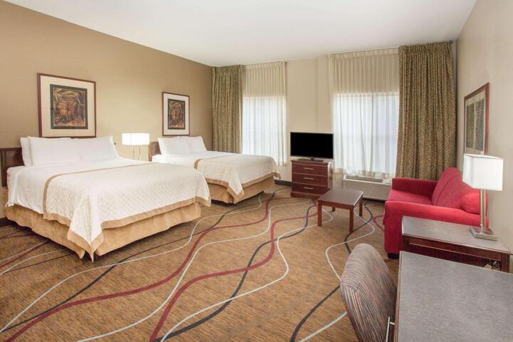 2 Queen Beds (8 of 10)