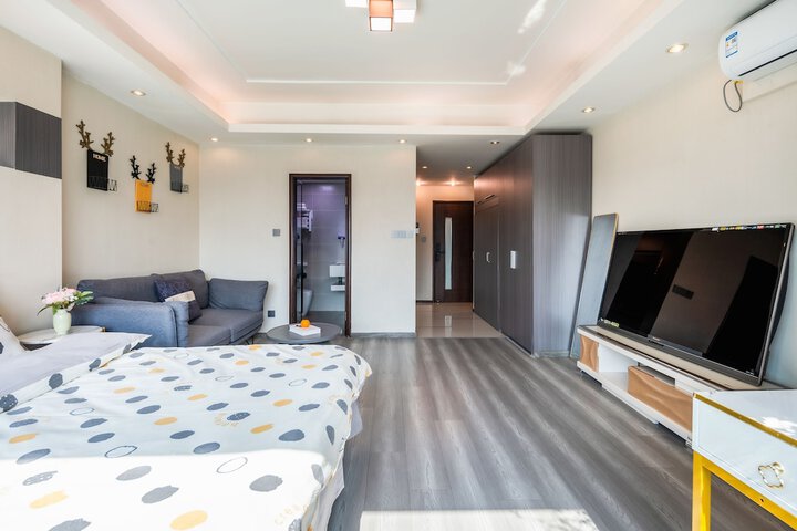 Room 14 of 65