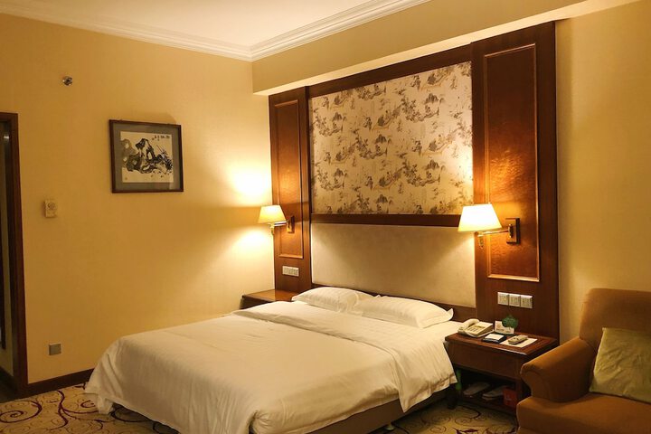Room 6 of 25