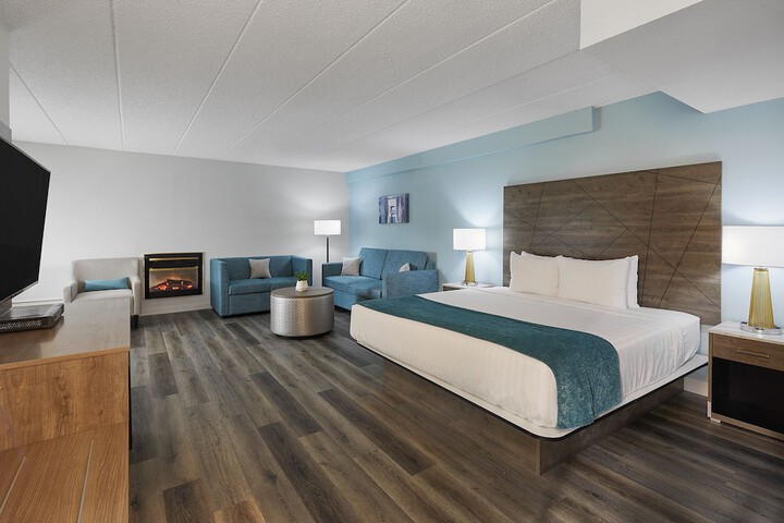 1 King Bed (5 of 9)